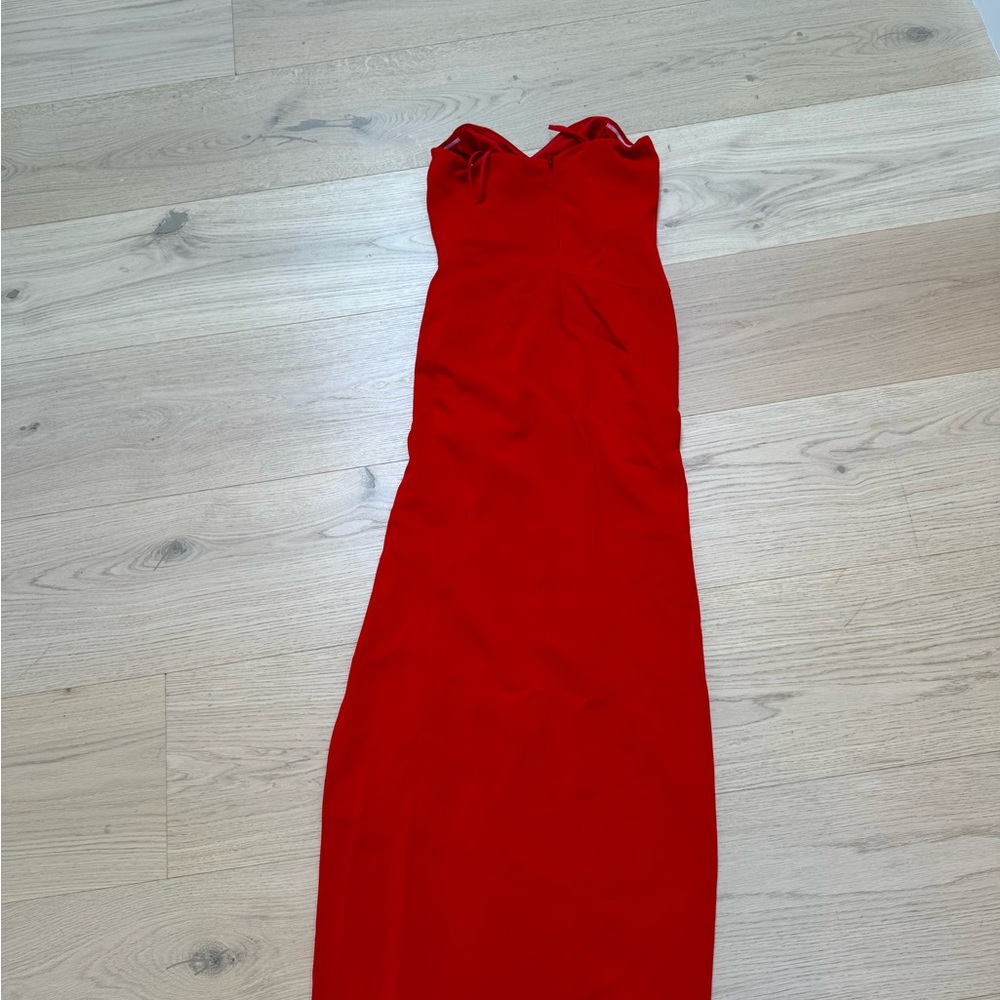 Formal long holiday dress with slit on the right leg. Sleeveless with support.
